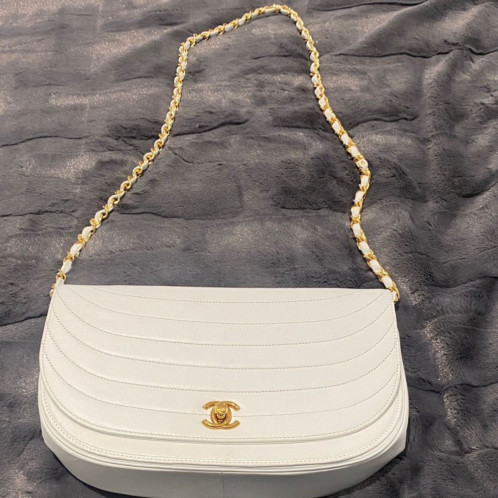 CHANEL Cream Shoulder Bag with Gold Chain